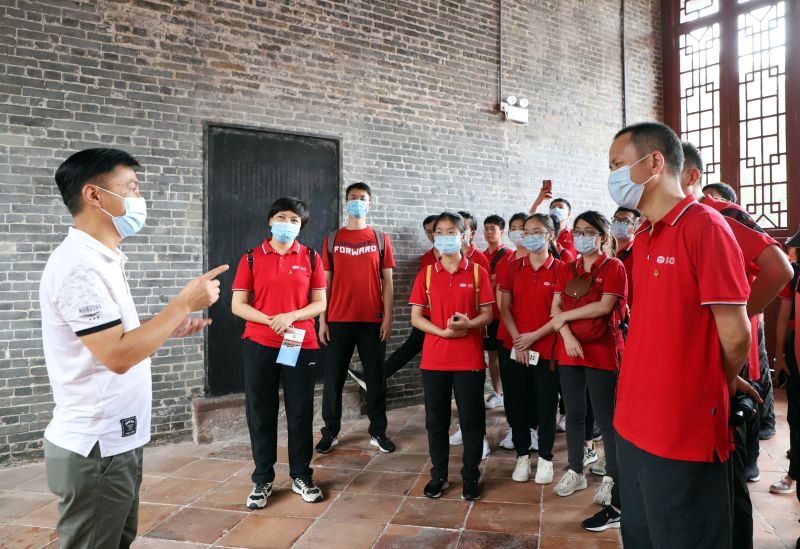 华南有限公司组织全体员工到阅江楼开展红色教育活动 (1).jpg